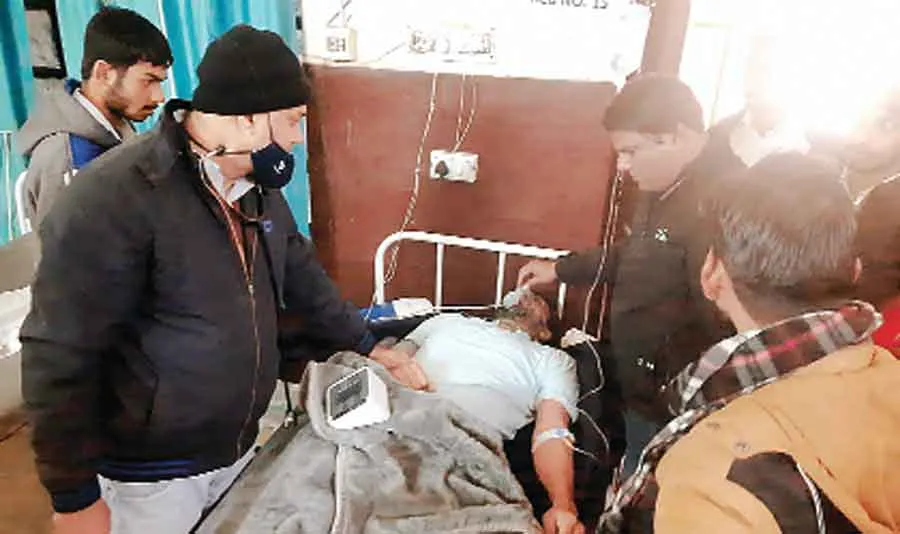 गैस गीजर से दम घुटने से दो जनें बेहोश
