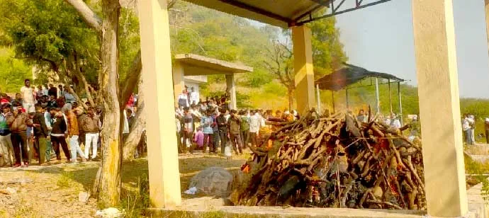 दु:खद: एक ही घर से उठी आठ अर्थियां, 4 वर्ष के मासूम ने दी मुखाग्नि, रो पड़ा पूरा गांव
