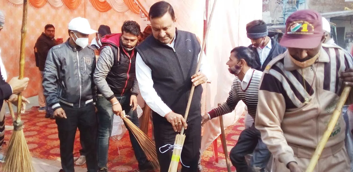 उकलाना की साध-संगत ने झाडू चलाकर किया चकाचक