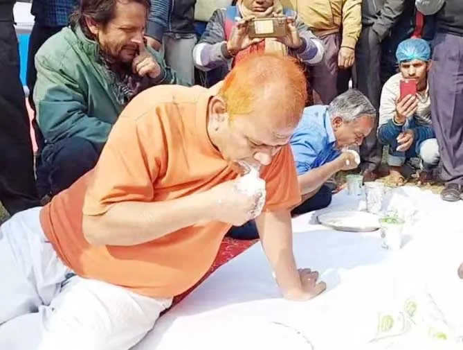 अनोखी प्रतियोगिता: 3 मिनट में साढ़े तीन किलो दही खाकर जीती प्रतियोगिता