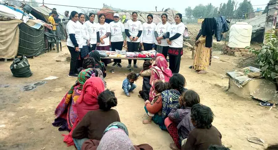 लोहड़ी व मकर संक्रांति के अवसर पर: यूथ वीरांगनाओं ने झुग्गी-झोंपड़ी में बांटे गर्म वस्त्र व मिठाई