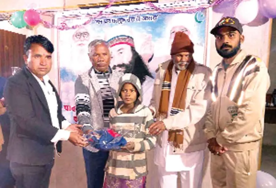 डेरा सच्चा सौदा के सेवादार इन्सानियत का परचम लहरा रहे हैं