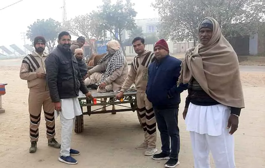 साध-संगत ने वाहन व पशुओं के लगाए रिफ्लेक्टर