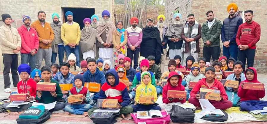 जन्मदिन पर 35 बच्चों को बूट-जुराबें और कॉपी-किताबें वितरित