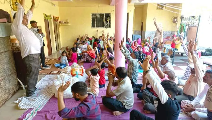 जरूरतमंदों की मदद कर मना रहे अवतार माह, नागपुर में 8 परिवारों को राशन वितरित