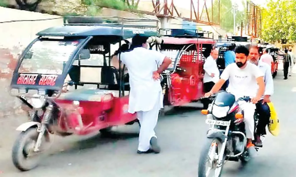 शहर की लाइफलाइन के साथ ई-रिक्शा बना मुसीबत, यातायात में बना बाधा