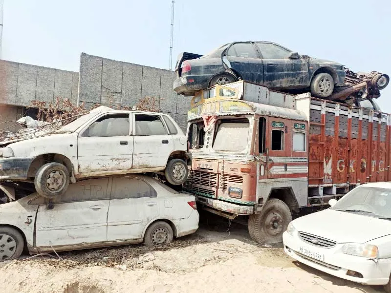 थानों में पड़े-पड़े कबाड़ बन रहे सैकड़ों वाहन