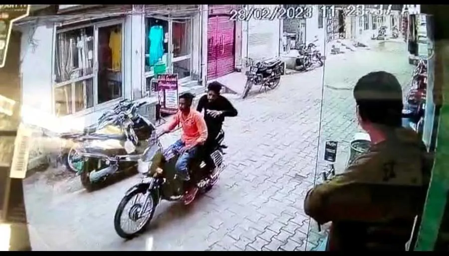 बाईक सवार युवक मोबाइल छीनकर फरार