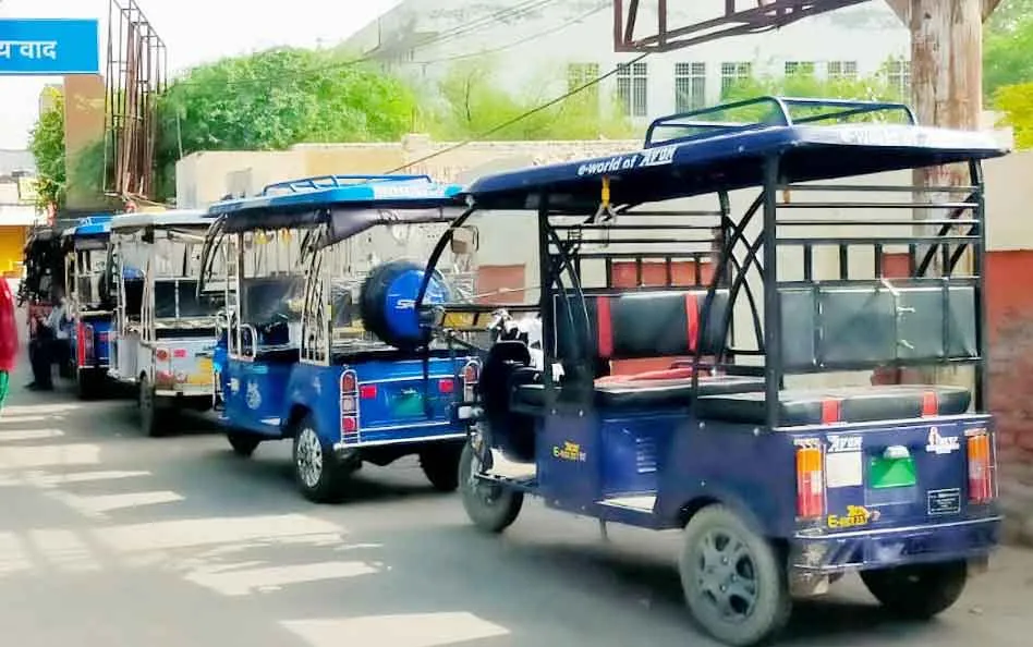 शहर में ई-रिक्शा की भरमार, न किसी पर नंबर प्लेट और न ही ड्राईविंग लाईसेंस