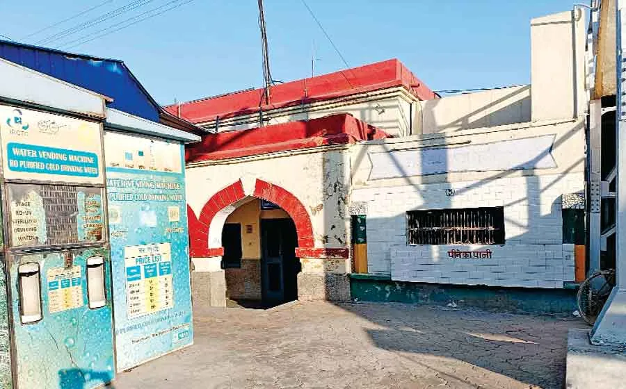 रेलवे स्टेशन पर पेयजल उपलब्ध न होने से यात्री परेशान