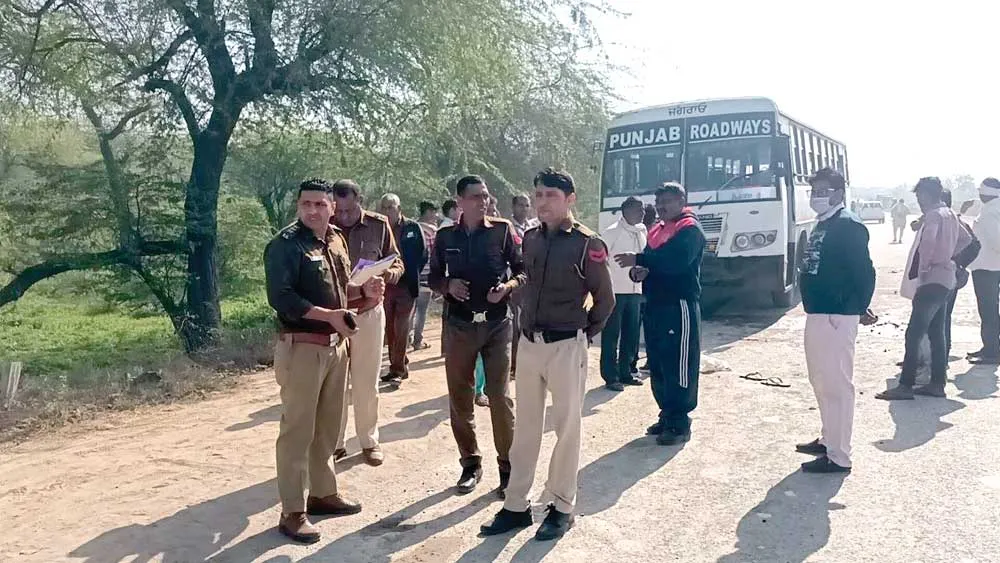 बस और कार की भिडंत, 3 की मौत, शादी समारोह से लौट रहे थे कार सवार
