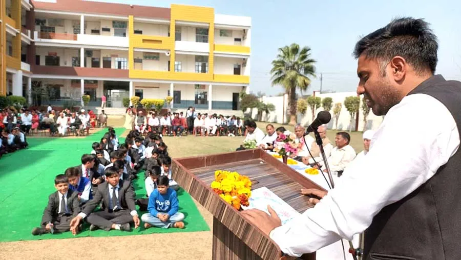 मंच पर सम्मानित होने वाला छात्र होता है बहुमुखी प्रतिभा का धनी-दीपक शर्मा