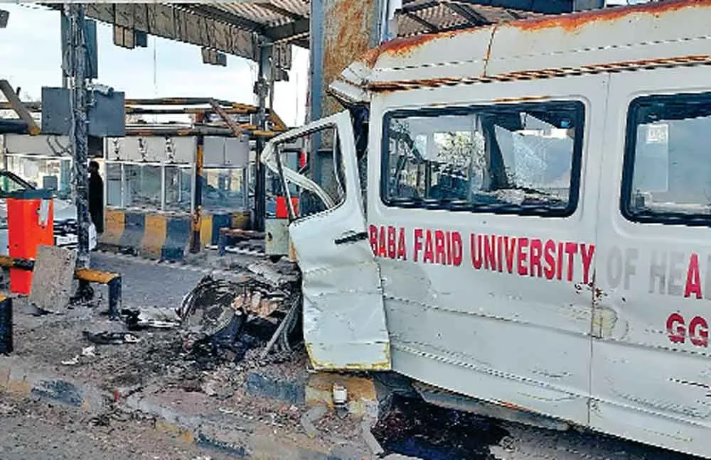 टोल प्लाजा से टकराई तेज रफ्तार एम्बूलैंस, एक की मौत