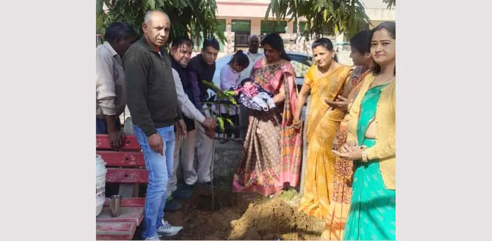 पौत्री के हाथों से करवाया पौधारोपण