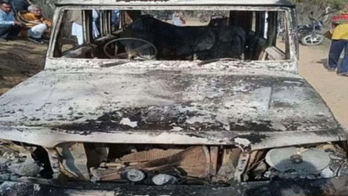 भिवानी जिला के गांव बारवास की बणी में जली हुई गाड़ी में मिले दो कंकाल