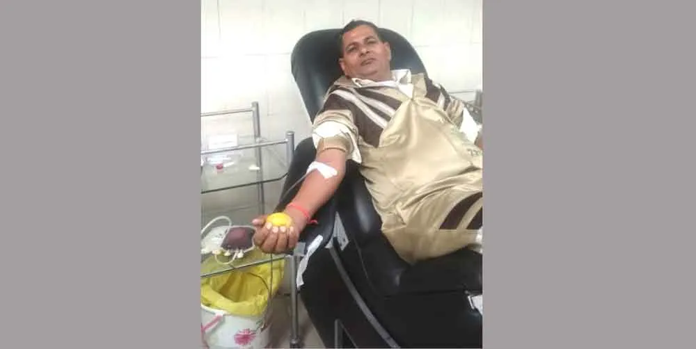 आर्मी से रिटायर्ड जवान को खून दान किया