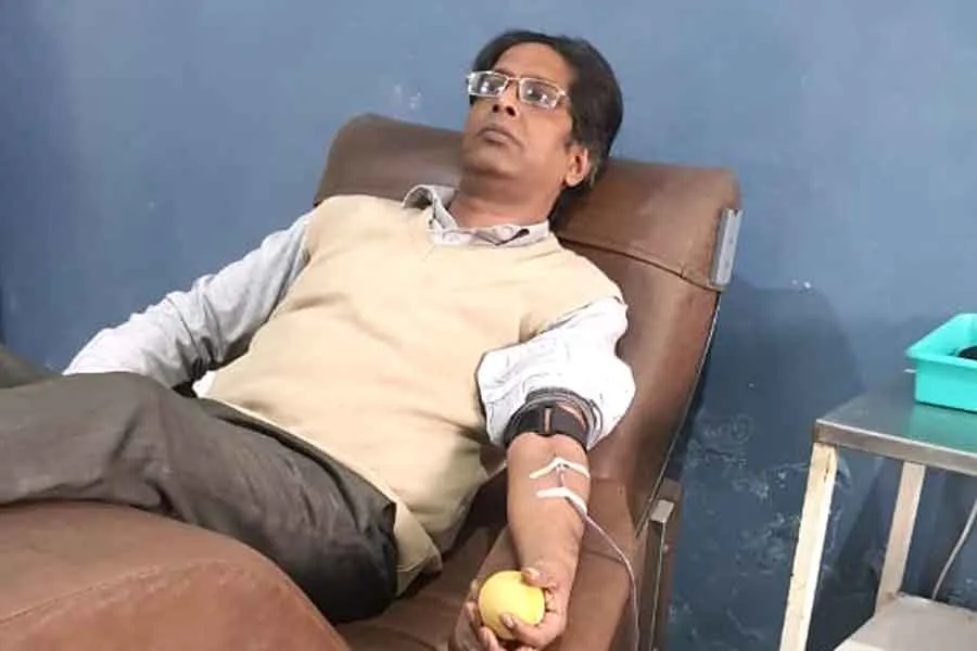 रक्तदान कर महिला के इलाज में की मदद