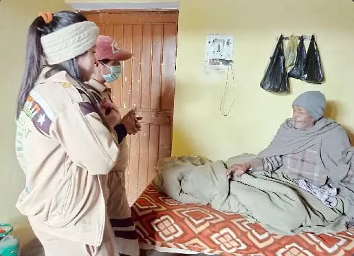 केयर मुहिम: बुजुर्गों ने पूज्य गुरु जी को बताया फरिश्ता