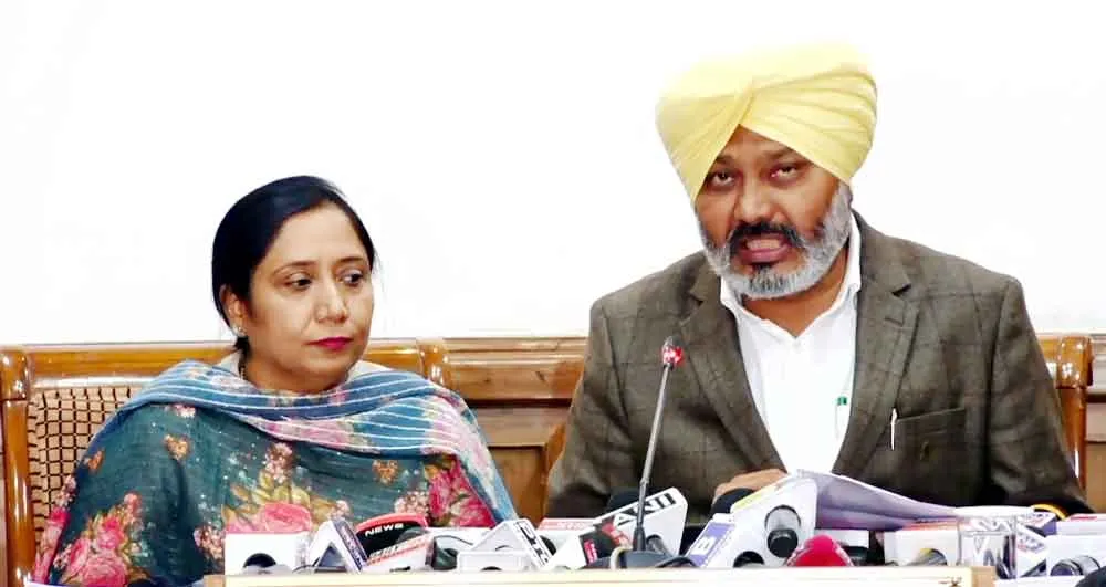 घोटाले में 6 कर्मचारी बर्खास्त