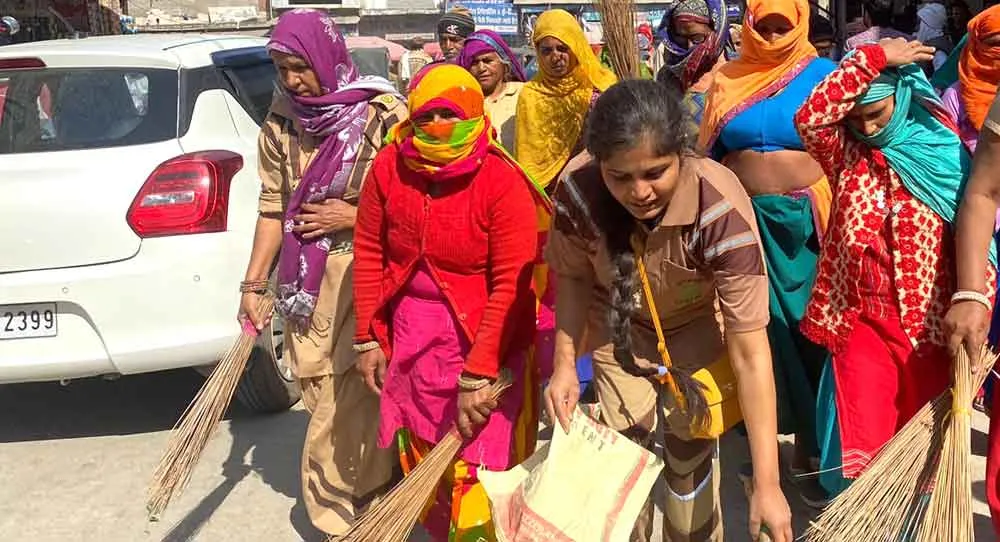 वाह क्या बात है: फ्लाइट से पहुंचे गंदगी साफ करने डेरा अनुयायी