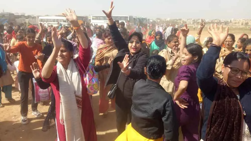 मेरे देश की जवानी गीत पर झूमा हर वर्ग