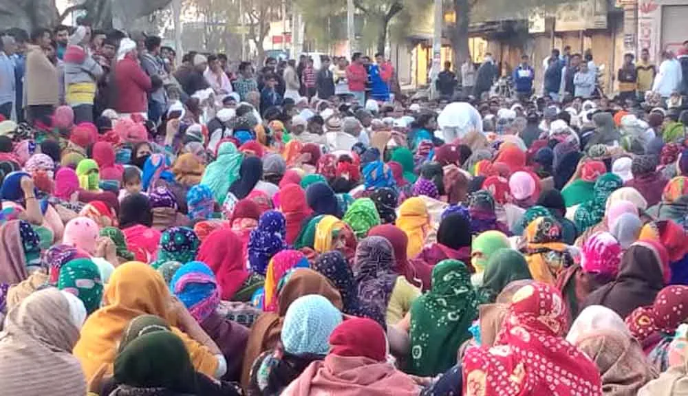 ग्रामीणों ने गिरफ्तारी को लेकर दूसरे दिन भी सड़क पर शव रखकर लगाए रखा जाम