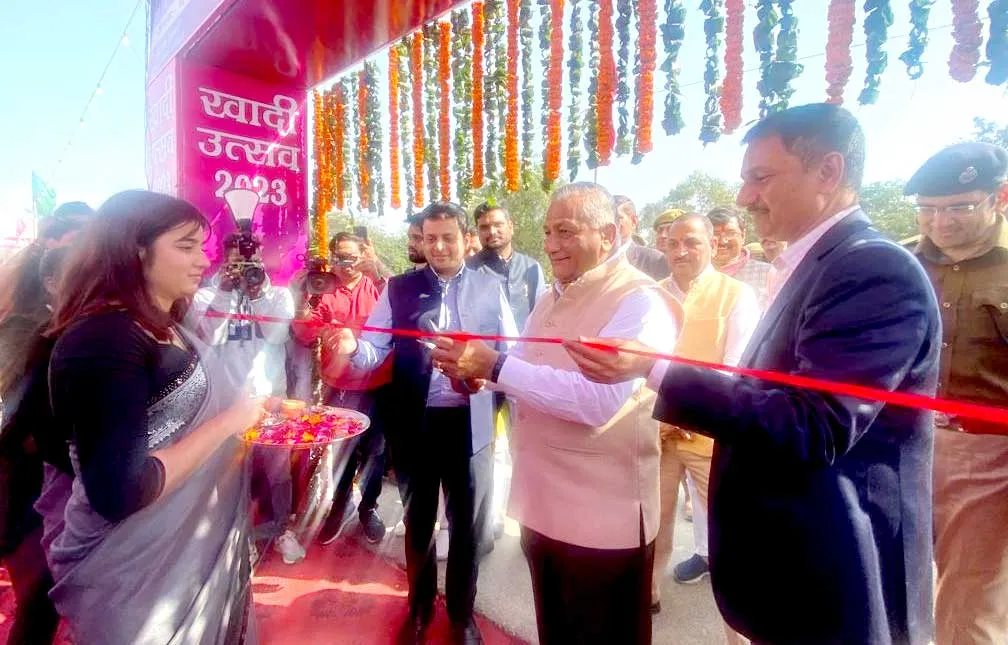 गाजियाबाद में केंद्रीय राज्यमंत्री ने महिलाओं को वितरित की पॉपकॉर्न मेकिंग व दौना पत्तल मेकिंग मशीन
