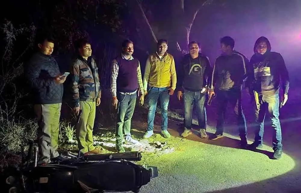 पुलिस मुठभेड़ में हत्यारोपी पति हुआ गिरफ्तार, पैर में लगी गोली