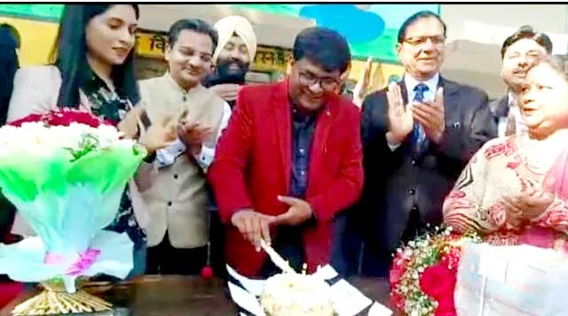 गाजियाबाद : सिटी मजिस्ट्रेट गंभीर सिंह ने अपने जन्मदिन को बच्चों के साथ अलग अंदाज में किया सेलिब्रेट