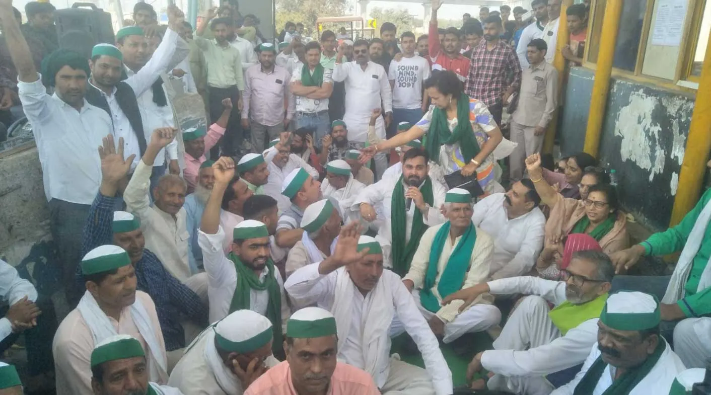 मांगो को लेकर दुहाई टोल पेरिफेरल एक्सप्रेस-वे पर गरजे किसान