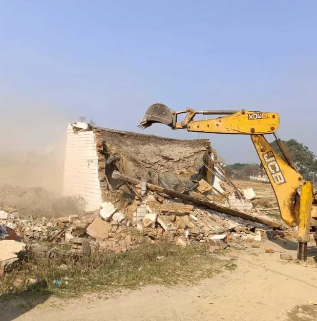 गाजियाबाद में अवैध निर्माण पर गरजा जीडीए का बुलडोजर, निर्माण किया ध्वस्त 