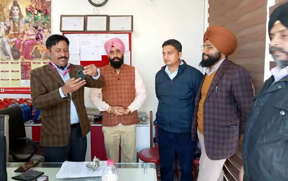 विजीलेंस टीम द्वारा माल पटवारी रिश्वत लेते रंगें हाथों दबोचा
