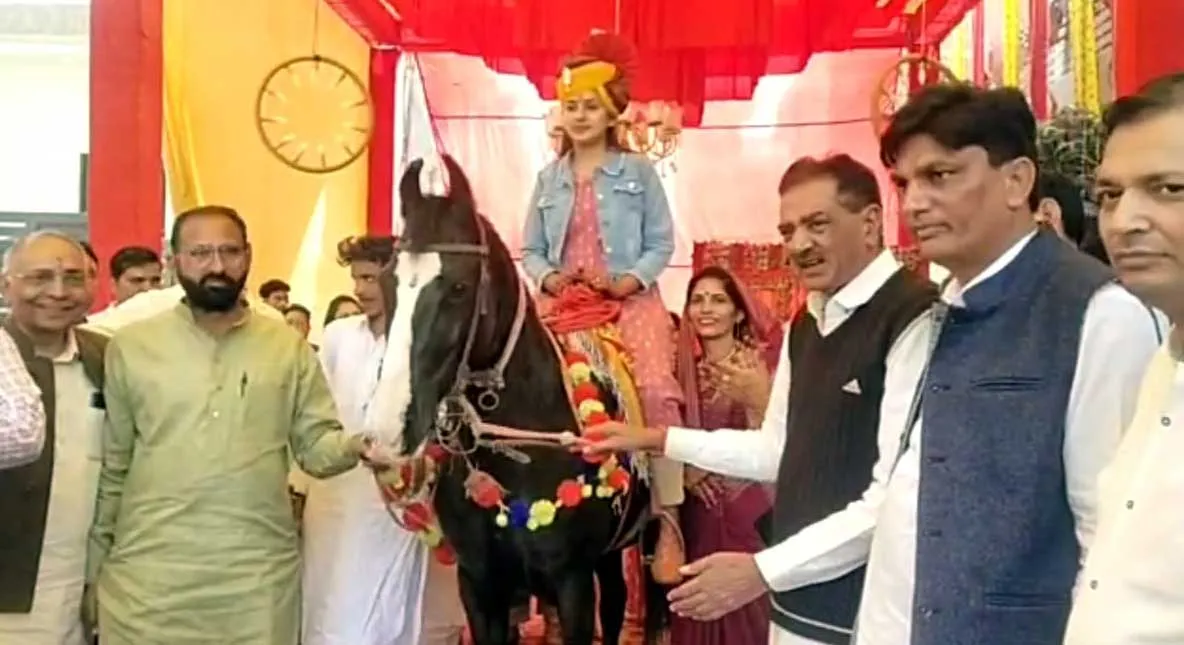 बेटी को घोड़ी पर बैठाकर निकाली बिंदोरी, बेटा-बेटी में भेद मिटाने का दिया संदेश