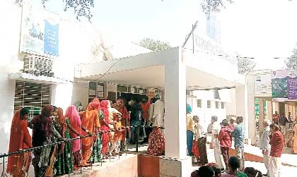 मौसमी बीमारियों के चपेट में आमजन, सरकारी अस्पताल में पहुंच रहे मरीज
