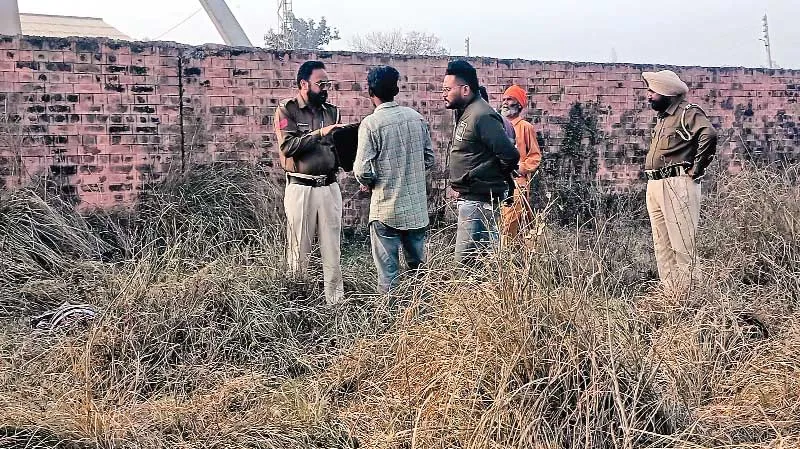 सिर पर कुल्हाड़ी मारकर उतारा मौत के घाट