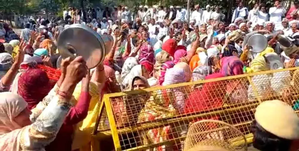 आंदोलनकारी किसानों ने निकाला ट्रैक्टर मार्च