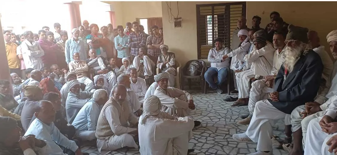 गाँव मे बिजली विभाग द्वारा लगातार हो रही छापेमारी से परेशान ग्रामीण हुए एकजुट