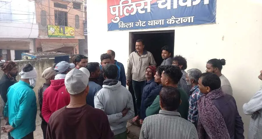 किला गेट पुलिस चौकी पर सफाईकर्मियों का हंगामा