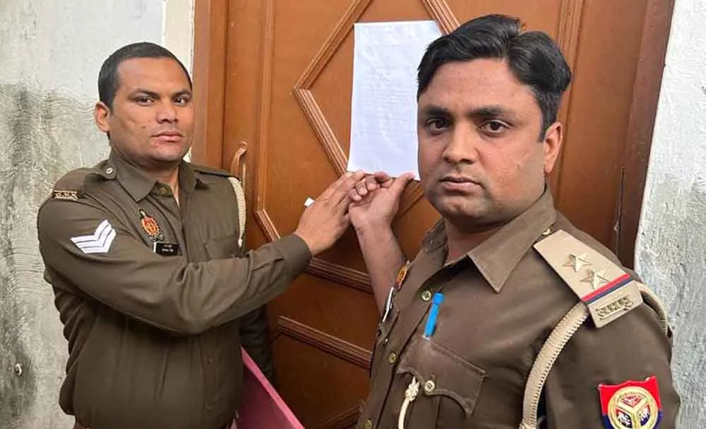 आरोपी के घर कुर्की उद्घोषणा नोटिस चस्पा
