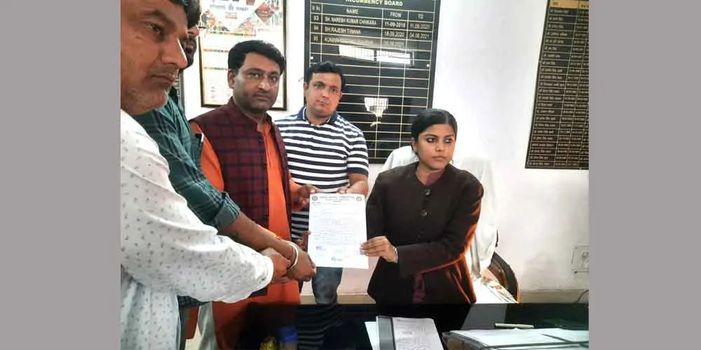 ई टेंडरिंग प्रणाली का किया विरोध, बीडीपीओ को सौंपा ज्ञापन