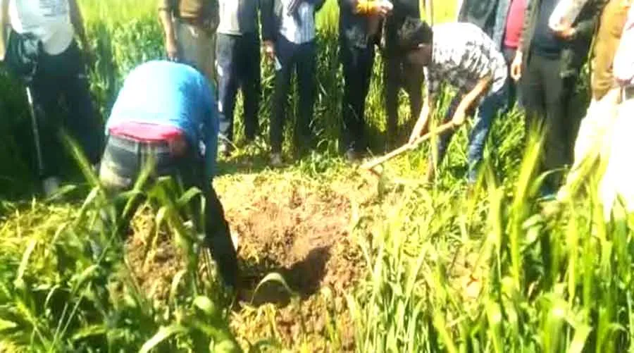 जमीनी झगड़े के चलते चचेरे भाई ने भाई की हत्या कर शव को खेत में दफनाया