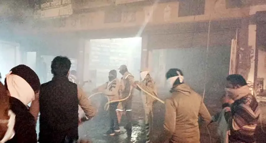 गोदाम में लगी भयंकर आग, ग्रीन एस के सेवादारों ने अपनी जान पर खेलकर बुझाई आग