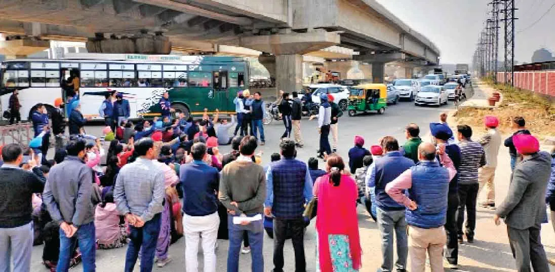 पीएयू व वैटरनरी यूनीवर्सिटी अध्यापक यूनियन ने किया रोष प्रदर्शन