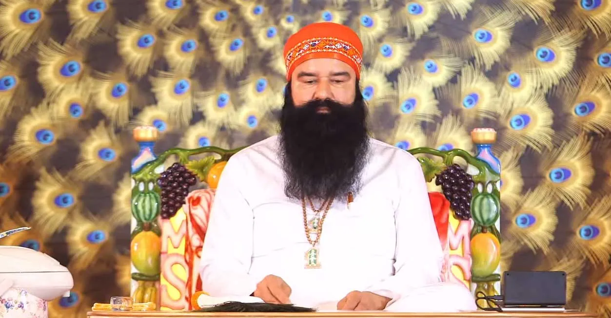 पूज्य गुरु जी स्टेज पर विराजमान, लुट लो नजारें