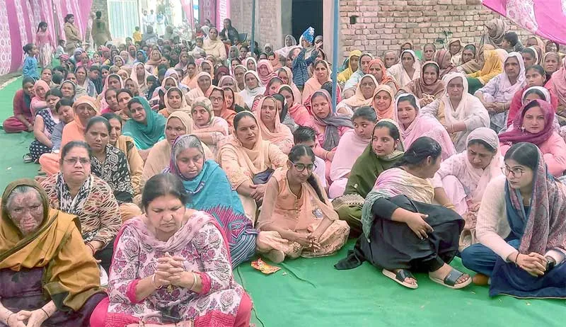 साध-संगत ने हाथ खड़े कर क्षेत्र में लोगों का नशा छुड़वाने का लिया प्रण