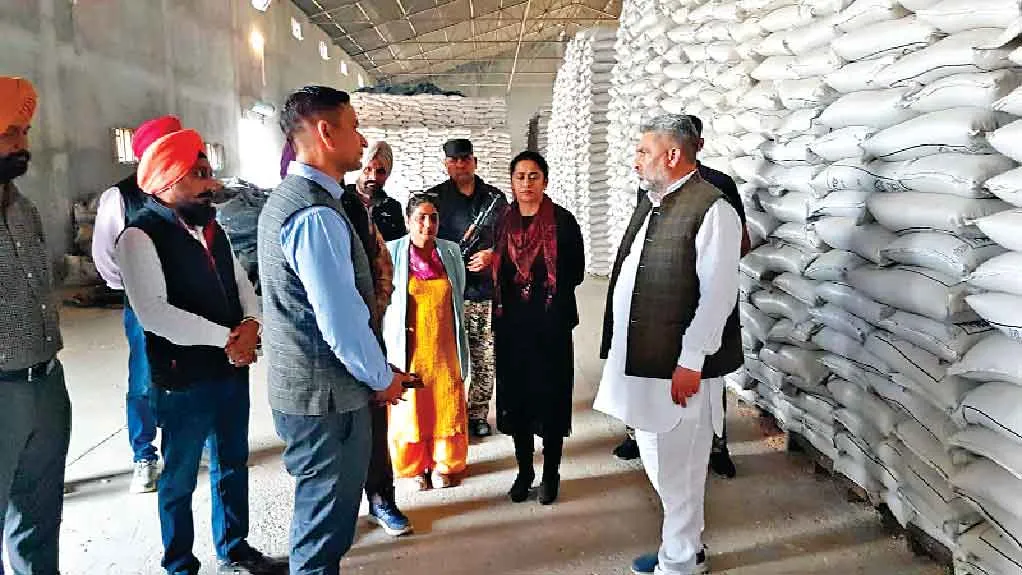 कैबिनेट मंत्री कटारुचक्क ने किया विभिन्न गोदामों का औचक निरीक्षण