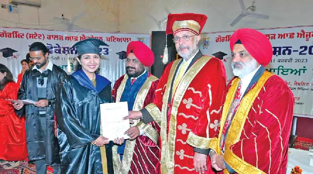 कैबिनेट मंत्री ने 212 विद्यार्थियों को सौंपी डिग्रियां