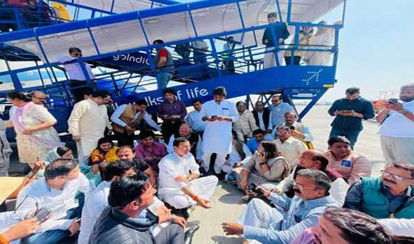 कांग्रेस नेता पवन खेड़ा को दिल्ली पुलिस ने विमान से उतारा