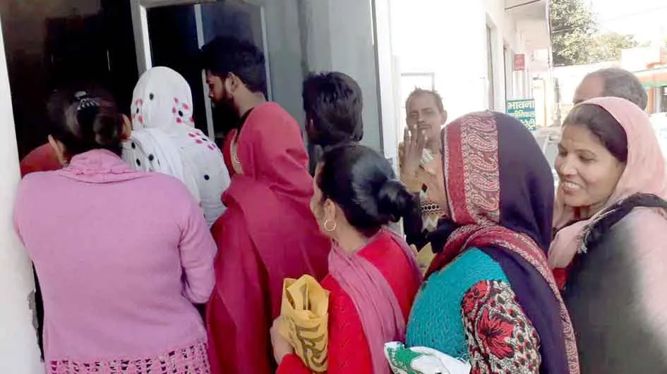 राशन लेने के लिए डिपो पर लोगों की भीड़