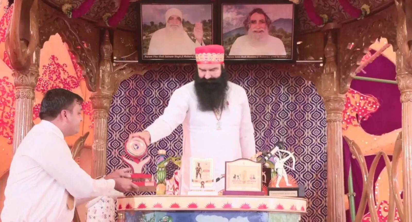 शाह सतनाम जी नोबल स्कूल के प्रिंसीपल ने पूज्य गुरु जी को समर्पित किए 21 अवार्ड